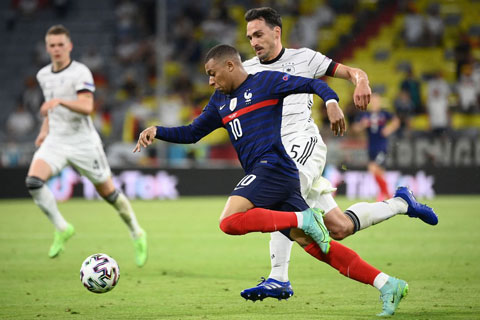 Mbappe trong một pha bứt tốc bỏ lại các hậu vệ Đức ở vòng bảng EURO 2020