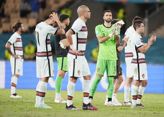 Các cầu thủ Bồ Đào Nha thất thểu rời sân sau khi bị Bỉ loại ở vòng 1/8