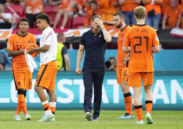 Thày trò Frank de Boer phải cúi mặt rời giải sau trận thua Czech ở vòng 1/8
