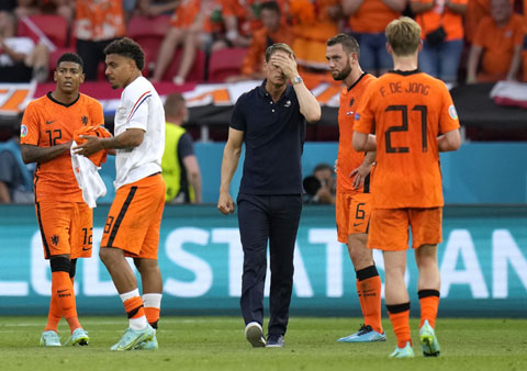 Frank de Boer hẳn vô cùng thất vọng khi học trò cưng De Ligt dùng tay chơi bóng, khiến Hà Lan bị Czech đánh bại