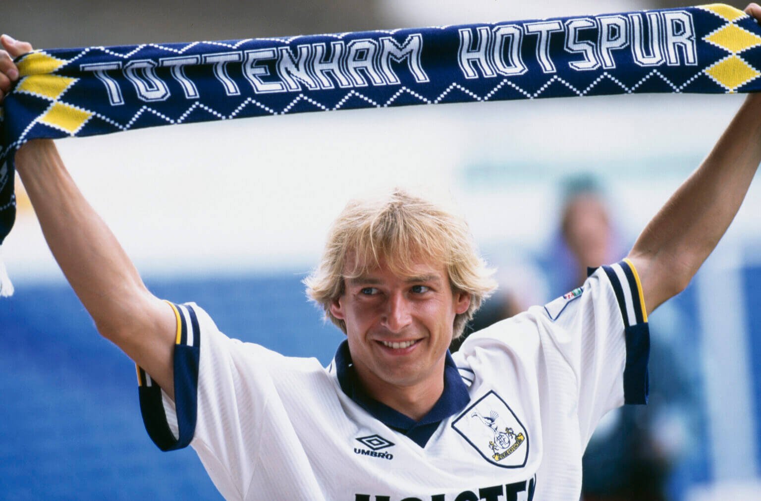 Klinsmann bảy tỏ sự ủng hộ với tiền đạo Harry Kane của ĐT Anh bởi đây cũng là hậu bối của ông tại Tottenham