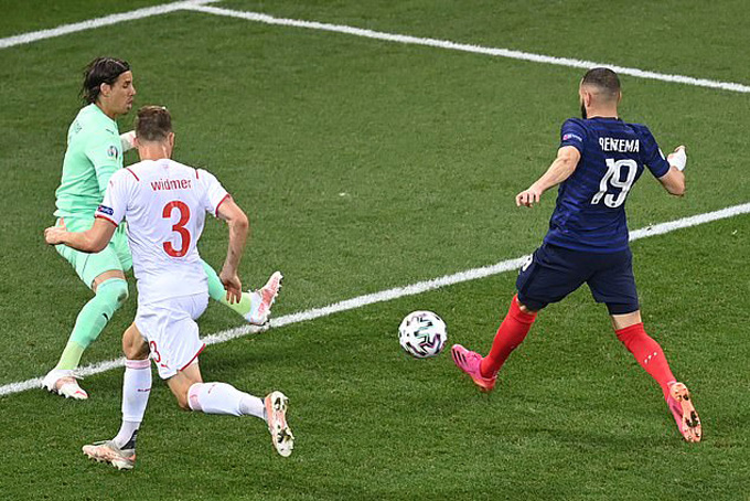 Benzema có pha xử lý cực kỳ đẳng cấp trước khi ghi bàn cho Pháp