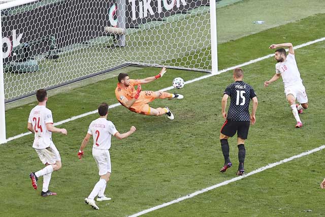 Sau khi mắc lỗi dẫn tới bàn thua, thủ môn Simon đã xuất sắc cản phá nhiều pha dứt điểm để giúp Tây Ban Nha thắng 5-3 trước Croatia