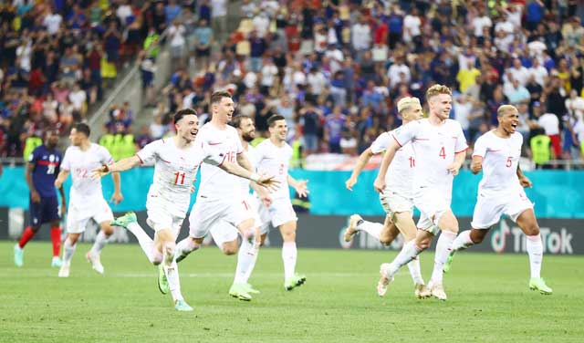 Cầu thủ Thụy Sỹ vỡ òa trong chiến thắng kịch tính trước Pháp