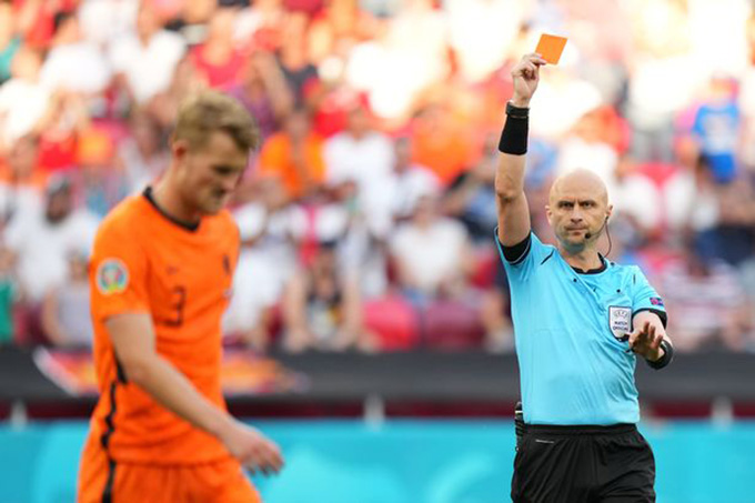 De Ligt nhận thẻ đỏ trong thất bại của Hà Lan