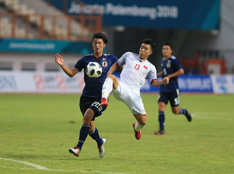 ĐT Việt Nam (áo trắng) trong cuộc đối đầu với Nhật Bản tại Asian Cup 2019 	Ảnh: Đức Cường