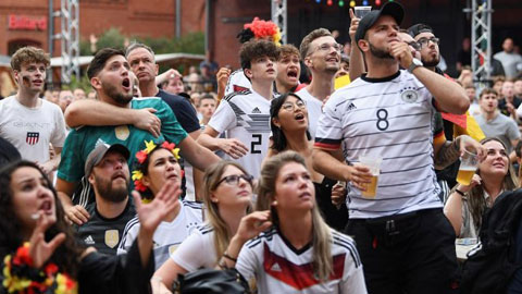 Các CĐV Đức buồn bã sau trận thua Anh 0-2