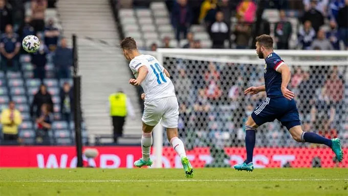 Patrik Schick lập siêu phẩm vào lưới Scotland