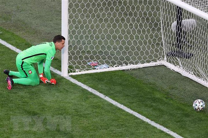 Wojciech Szczęsny là thủ môn đầu tiên đá phản lưới nhà trong lịch sử các VCK EURO