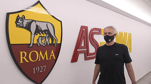 Mourinho được biển CĐV Roma chào đón