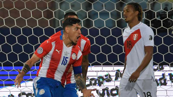 Đội trưởng Gustavo Gomez của Paraguay ghi bàn mở tỷ số và cũng phải nhận thẻ đỏ rời sân cuối hiệp 1