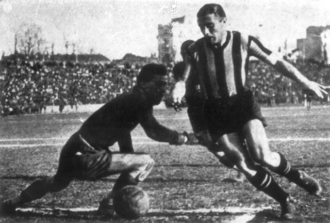 Huyền thoại Giuseppe Meazza ghi bàn giúp Italia đánh bại Tây Ban Nha