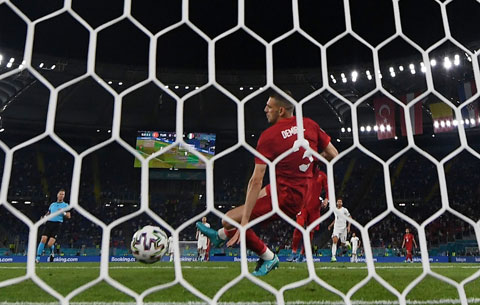 Hậu vệ Demiral của Thổ Nhĩ Kỳ là người đầu tiên đá phản lưới nhà tại EURO 2020