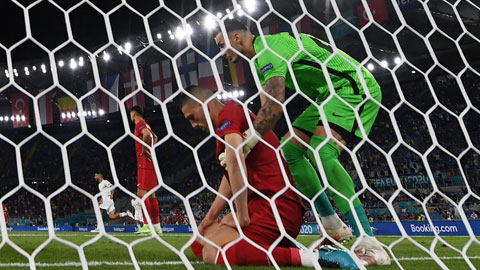 Vì sao EURO 2020 có quá nhiều bàn thua 'phản lưới nhà'?