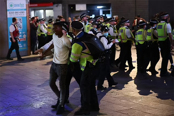 Cảnh sát bạo loạn trấn áp những fan quá khích của ĐT Anh