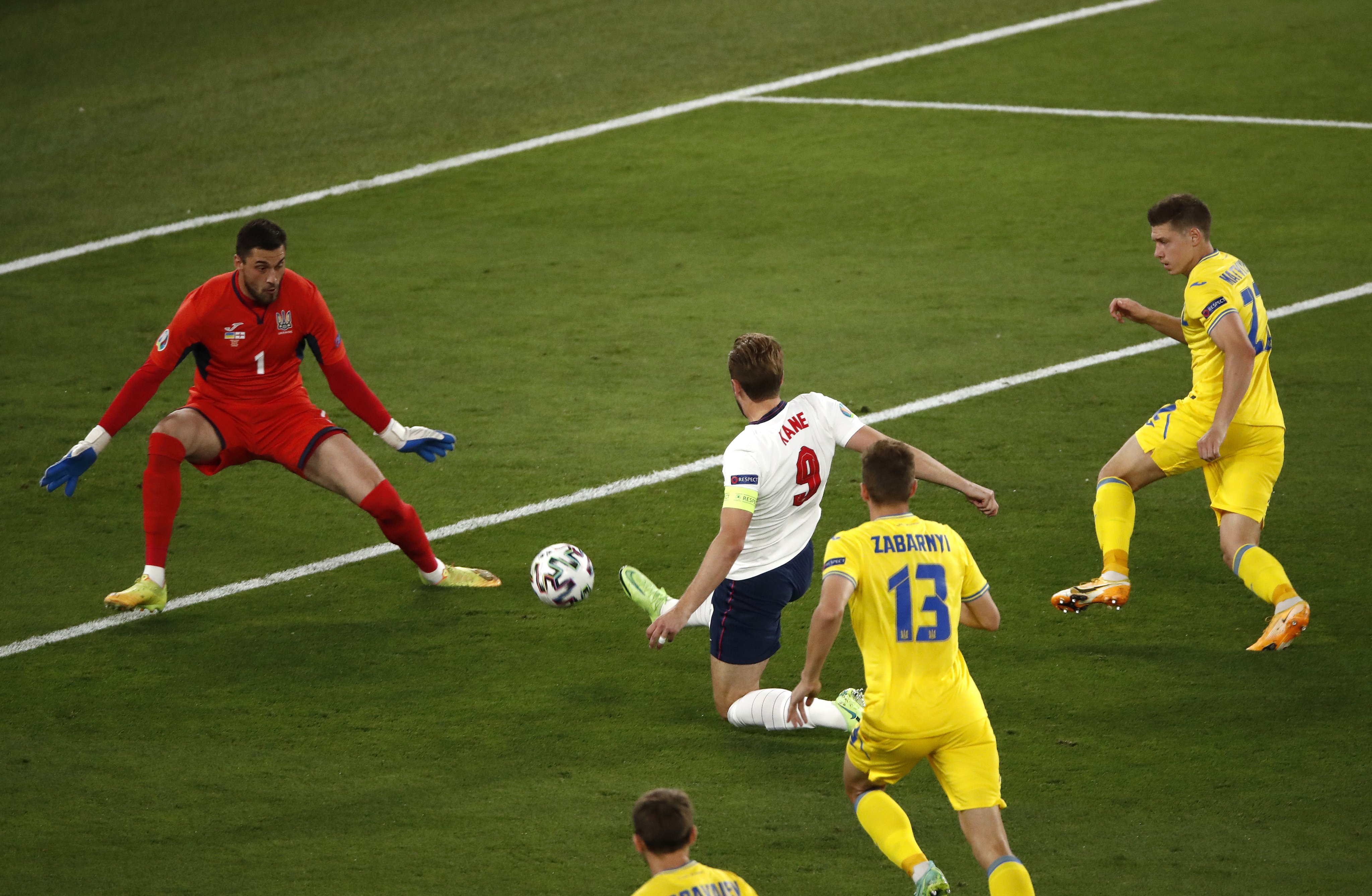 Kane ghi bàn vào lưới Ukraine
