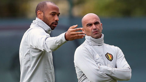 Hiện tại, Henry (trái) vẫn là trợ lý cho HLV Martinez ở ĐT Bỉ