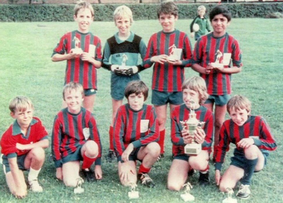 Gareth Southgate (bìa trái, hàng đứng) cùng đội bóng thiếu nhi U8 Southampton