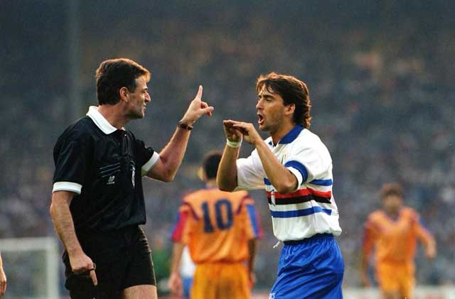  Mancini dính thẻ vàng trong trận chung kết Cúp C1 mùa 1991/92 sau lỗi phản ứng với trọng tài Schmidhuber