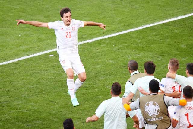 Oyarzabal (21) ăn mừng bàn thắng giúp ĐT Tây Ban Nha loại Croatia sau khi vào sân từ băng ghế dự bị