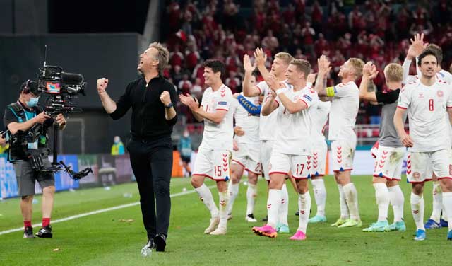 HLV Hjulmand cùng các học trò ăn mừng chiến tích vào bán kết EURO 2020