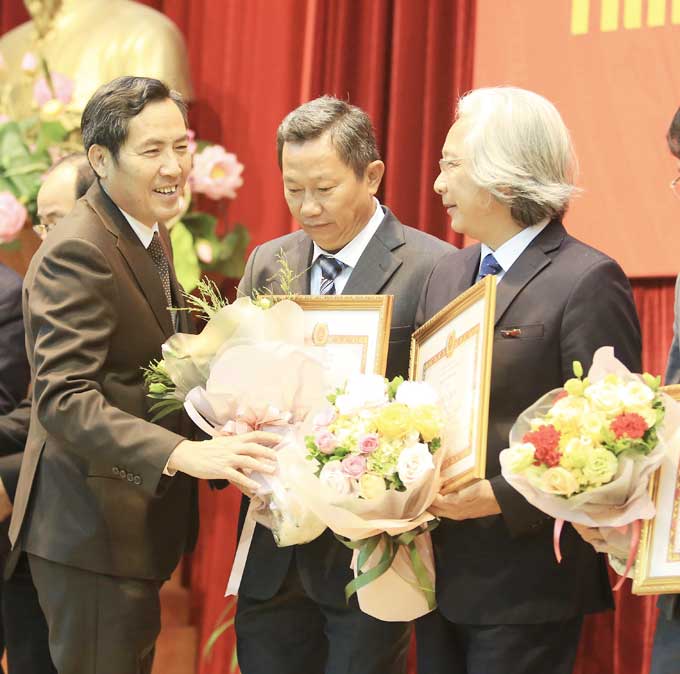 Nguyên Ủy viên TW Đảng, Chủ tịch Hội nhà báo Việt Nam Thuận Hữu (bìa trái), trao tặng bằng khen của Ban Tuyên giáo TW cho Báo Bóng đá, do Tổng biên tập Nguyễn Văn Phú (bìa phải) nhận tháng 12/2018