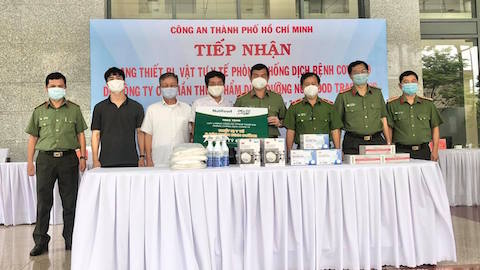 Công Phượng trao tặng trang thiết bị phòng chống Covid-19 cho công an TP.HCM Công Phượng trao tặng trang thiết bị phòng chống Covid-19 cho công an TP.HCM