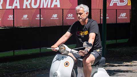 Mourinho chạy vespa chuyên nghiệp đến sân tập Roma