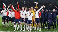 Dàn sao Anh ôm nhau ăn mừng như vô địch khi lần đầu vào chung kết EURO