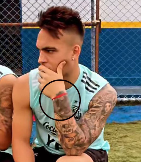 Lautaro Martinez và chiếc vòng màu đỏ mà anh được tặng từ Messi