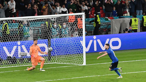Jorginho ăn mừng sau khi đá thành công quả penalty quyết định giúp Italia đánh bại Tây Ban Nha