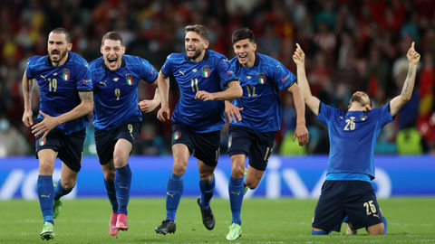 Khoảnh khắc vỡ òa chiến thắng của cầu thủ Italia sau khi vượt qua Tây Ban Nha trên chấm luân lưu