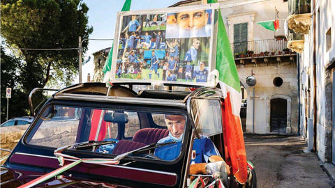 Người dân thị trấn Manoppello mang ảnh Verratti cổ vũ trước trận gặp Tây Ban Nha