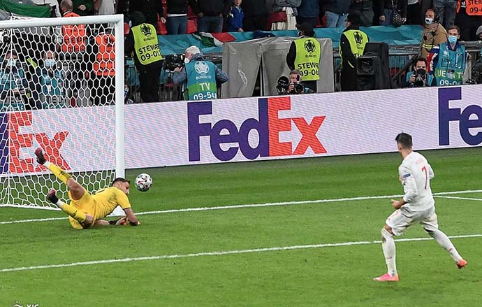 Morata sút hỏng quả phạt đền trong trận gặp Italia