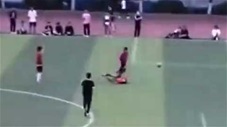 Cầu thủ Trung Quốc thi nhau đấm đá vào người đối thủ đang nằm sân