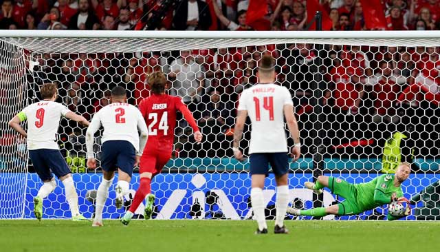 Thủ môn Kasper Schmeichel của ĐT Đan Mạch thi đấu xuất thần trong trận bán kết gặp đối thủ Anh