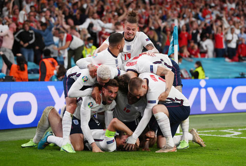  Các cầu thủ Anh ăn mừng chiến thắng trước Đan Mạch để lọt vào chung kết EURO 2020
