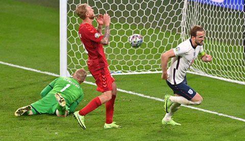 Kane (phải) ấn định tỷ số 2-1 cho Anh trước Đan Mạch