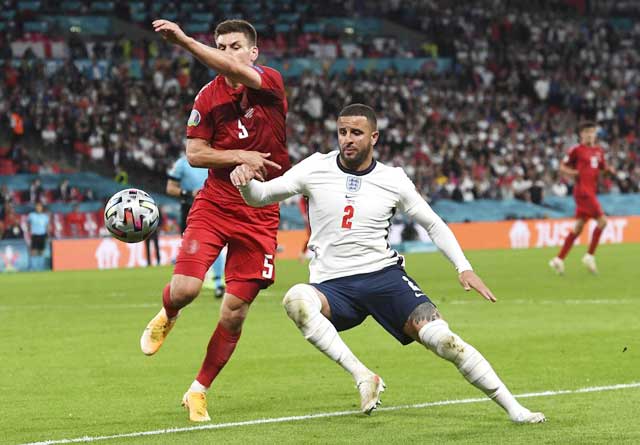 Kyle Walker (phải) của ĐT Anh đang được coi là một trong những hậu vệ thi đấu thành công nhất ở EURO 2020