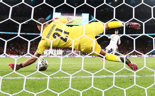 Thủ môn Donnarumma của Italia cản phá thành công quả đá luân lưu của tiền đạo Morata ở trận bán kết với Tây Ban Nha