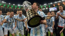 Messi ôm cúp Copa America như ôm con nhảy nhót trong phòng thay đồ