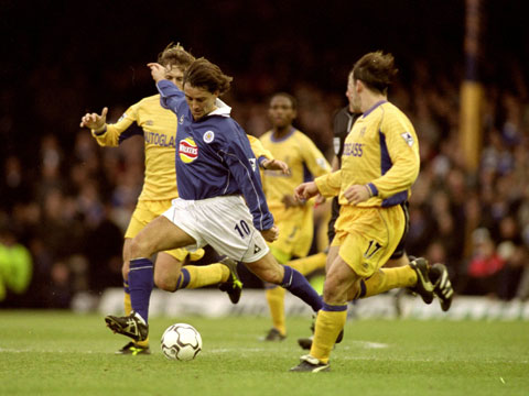 Roberto Mancini (áo sẫm) từng có 5 trận khoác áo Leicester ở nửa cuối mùa giải 2000/01