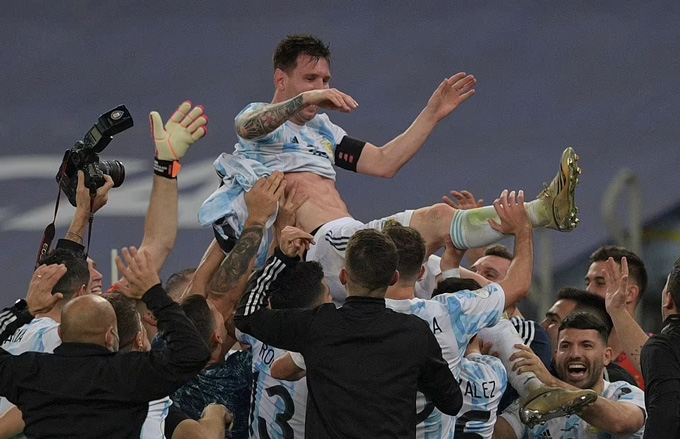 Bóng đá cuối cùng đã trả nợ cho "GOAT" Messi