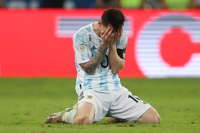 Messi ôm mặt xúc động khi đoạt danh hiệu đầu tiên cùng ĐTQG