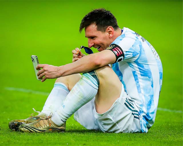 Messi gọi điện facetime với gia đình sau khi nhận cúp và huy chương vô địch