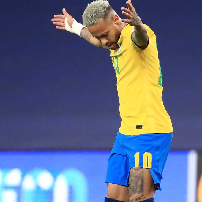 Neymar thậm chí còn bị cầu thủ Argentina kéo rách quần