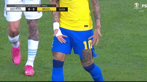 Neymar bị cầu thủ Argentina xé rách quần ở chung kết Copa America 2021