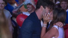 CĐV Italia sướng phát điên, hôn nhau say đắm sau khi đội nhà đăng quang