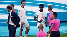 Các cầu thủ Anh bị chỉ trích vì tháo bỏ huy chương ngay sau khi được trao