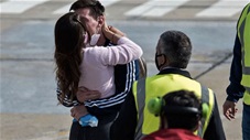 Vợ chồng Messi ôm hôn nhau nồng nhiệt ở sân bay khi anh trở về Argentina
